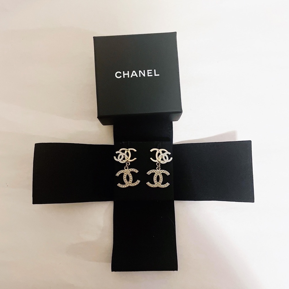 Chanel 21A Triple CC Gold Pearl Earrings - Picture 3 of 4